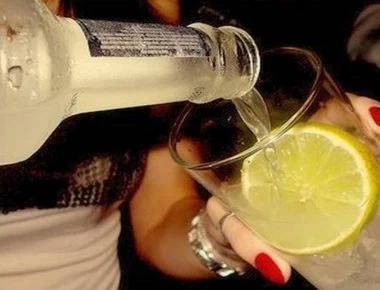 Γι΄ αυτό δεν πρέπει να βάζετε ποτέ φέτα λεμονιού μέσα στο ποτό σας!